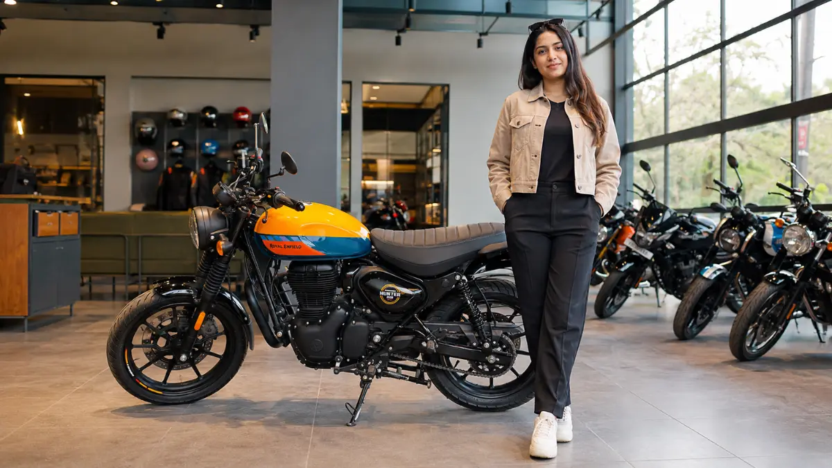 ROYAL ENFIELD HUNTER 350 2026 showroom में stylish yellow color option के साथ
